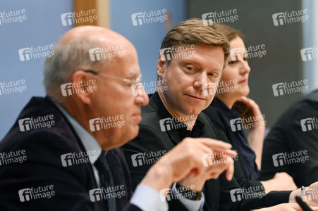 Bundespressekonferenz Wahlrechtsform - Kritik und rechtliche Schritte der Linken in Berlin