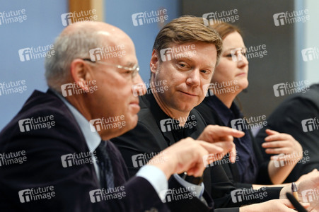 Bundespressekonferenz Wahlrechtsform - Kritik und rechtliche Schritte der Linken in Berlin