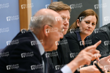 Bundespressekonferenz Wahlrechtsform - Kritik und rechtliche Schritte der Linken in Berlin