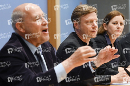 Bundespressekonferenz Wahlrechtsform - Kritik und rechtliche Schritte der Linken in Berlin