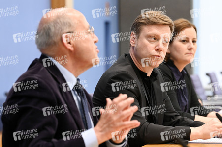 Bundespressekonferenz Wahlrechtsform - Kritik und rechtliche Schritte der Linken in Berlin