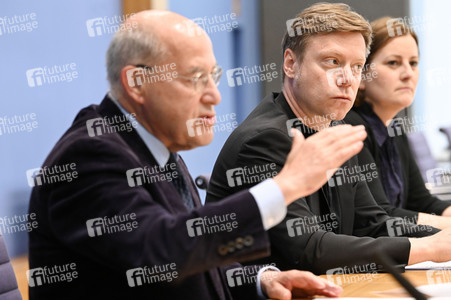 Bundespressekonferenz Wahlrechtsform - Kritik und rechtliche Schritte der Linken in Berlin