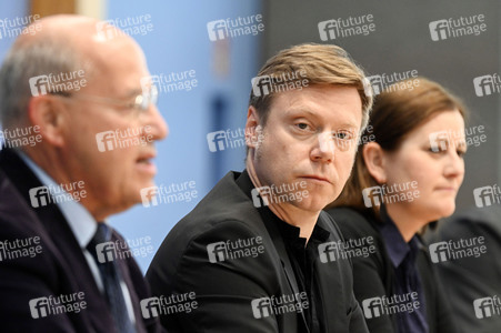 Bundespressekonferenz Wahlrechtsform - Kritik und rechtliche Schritte der Linken in Berlin
