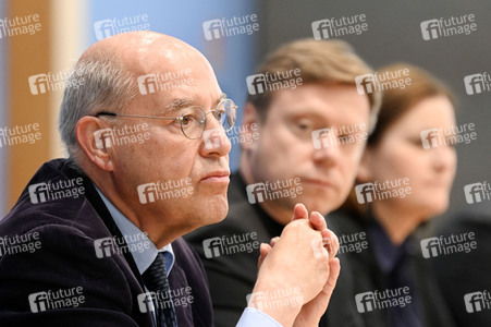 Bundespressekonferenz Wahlrechtsform - Kritik und rechtliche Schritte der Linken in Berlin