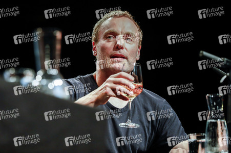 Elliot Page und Mark Waschke auf der phil.Cologne 2023 in Köln