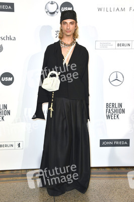 William Fan Fashion Show auf der Berlin Fashion Week S/S 2024