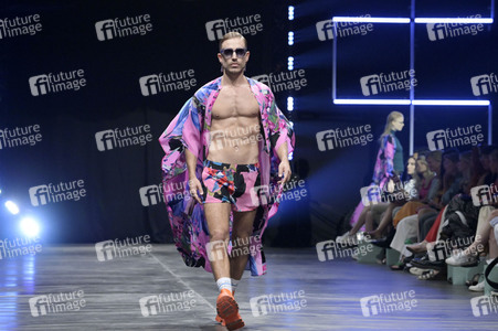 Marcel Ostertag Fashion Show auf der Berlin Fashion Week S/S 2024