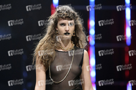 Rebekka Ruetz Fashion Show auf der Berlin Fashion Week S/S 2024