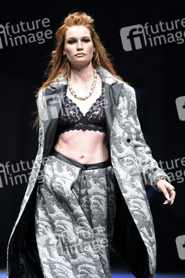Rebekka Ruetz Fashion Show auf der Berlin Fashion Week S/S 2024