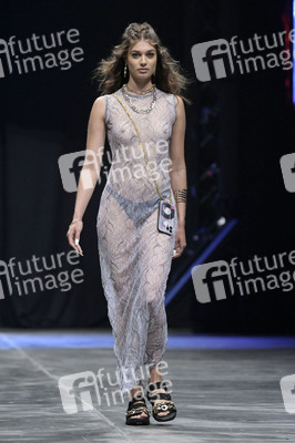 Rebekka Ruetz Fashion Show auf der Berlin Fashion Week S/S 2024