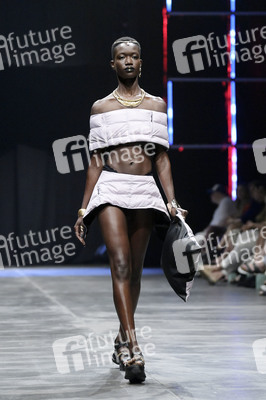 Rebekka Ruetz Fashion Show auf der Berlin Fashion Week S/S 2024
