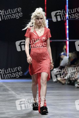 Rebekka Ruetz Fashion Show auf der Berlin Fashion Week S/S 2024