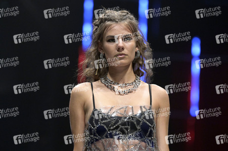 Rebekka Ruetz Fashion Show auf der Berlin Fashion Week S/S 2024