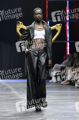Rebekka Ruetz Fashion Show auf der Berlin Fashion Week S/S 2024