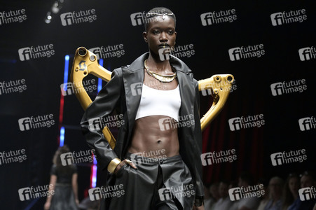 Rebekka Ruetz Fashion Show auf der Berlin Fashion Week S/S 2024