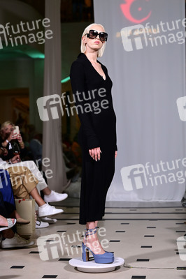 Anja Gockel Fashion Show 'Air' auf der Berlin Fashion Week Spring/Summer 2024 in Berlin