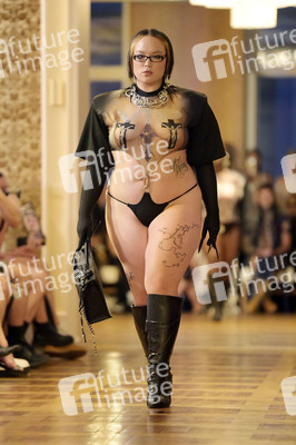 Namilia Fashion Show auf der Berlin Fashion Week S/S 2024