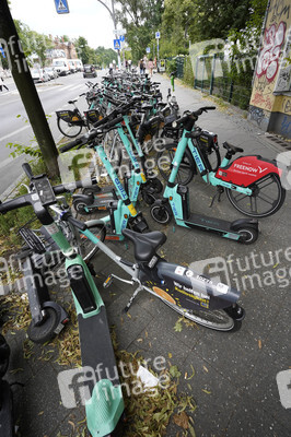 Symbolfoto blockierte Gehwege