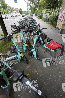 Symbolfoto blockierte Gehwege