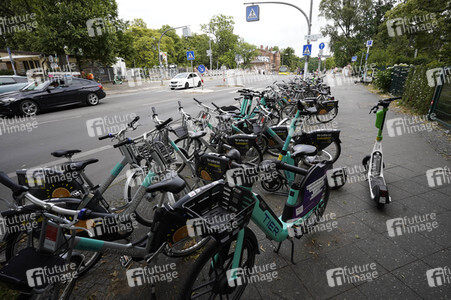 Symbolfoto blockierte Gehwege