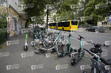 Symbolfoto blockierte Gehwege
