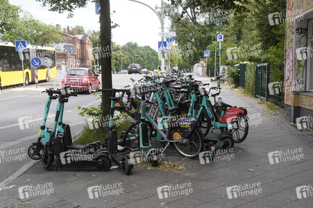 Symbolfoto blockierte Gehwege