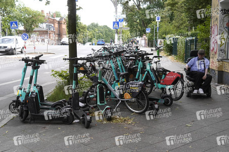 Symbolfoto blockierte Gehwege
