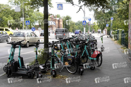 Symbolfoto blockierte Gehwege