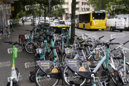 Symbolfoto blockierte Gehwege
