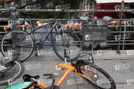 Symbolfoto blockierte Gehwege