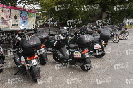 Symbolfoto blockierte Gehwege
