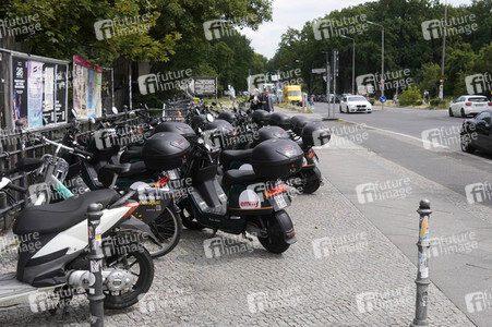 Symbolfoto blockierte Gehwege