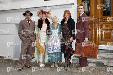 Historische Stadtrundfahrt mit dem Cast von 'Cabaret - Das Musical' in Berlin