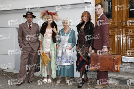 Historische Stadtrundfahrt mit dem Cast von 'Cabaret - Das Musical' in Berlin
