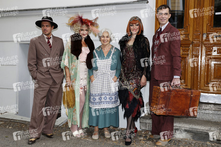 Historische Stadtrundfahrt mit dem Cast von 'Cabaret - Das Musical' in Berlin