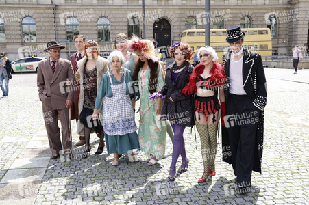 Historische Stadtrundfahrt mit dem Cast von 'Cabaret - Das Musical' in Berlin