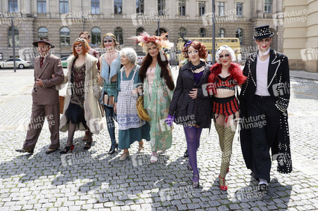 Historische Stadtrundfahrt mit dem Cast von 'Cabaret - Das Musical' in Berlin