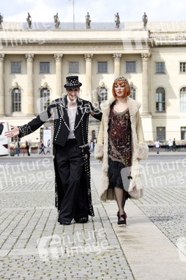 Historische Stadtrundfahrt mit dem Cast von 'Cabaret - Das Musical' in Berlin
