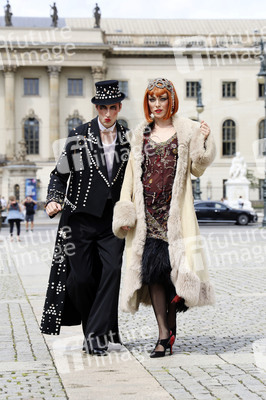 Historische Stadtrundfahrt mit dem Cast von 'Cabaret - Das Musical' in Berlin