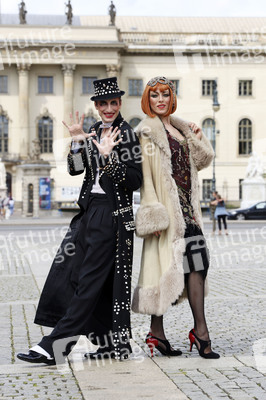 Historische Stadtrundfahrt mit dem Cast von 'Cabaret - Das Musical' in Berlin
