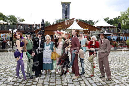 Historische Stadtrundfahrt mit dem Cast von 'Cabaret - Das Musical' in Berlin