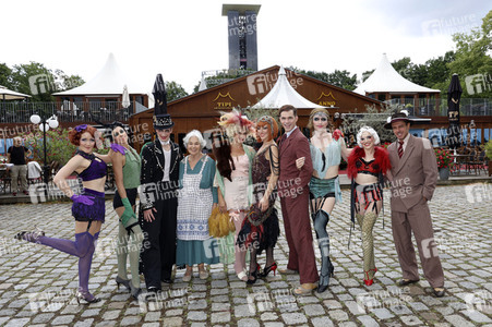 Historische Stadtrundfahrt mit dem Cast von 'Cabaret - Das Musical' in Berlin