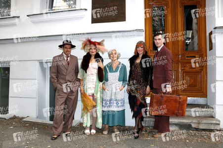Historische Stadtrundfahrt mit dem Cast von 'Cabaret - Das Musical' zu Originalschauplätzen in Berlin