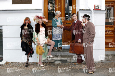 Historische Stadtrundfahrt mit dem Cast von 'Cabaret - Das Musical' zu Originalschauplätzen in Berlin
