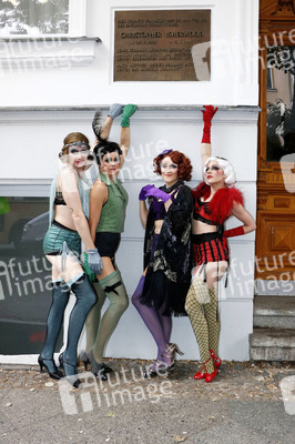 Historische Stadtrundfahrt mit dem Cast von 'Cabaret - Das Musical' zu Originalschauplätzen in Berlin