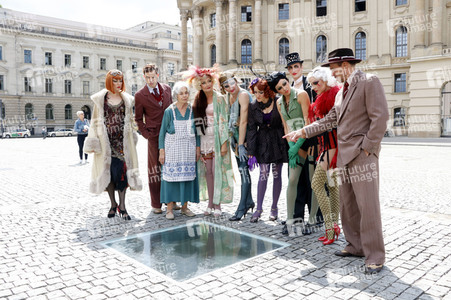 Historische Stadtrundfahrt mit dem Cast von 'Cabaret - Das Musical' zu Originalschauplätzen in Berlin