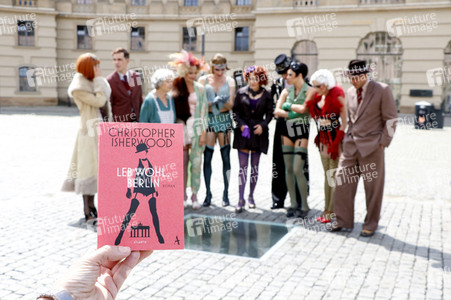 Historische Stadtrundfahrt mit dem Cast von 'Cabaret - Das Musical' zu Originalschauplätzen in Berlin