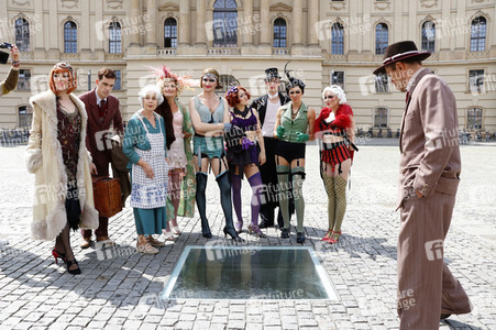 Historische Stadtrundfahrt mit dem Cast von 'Cabaret - Das Musical' zu Originalschauplätzen in Berlin