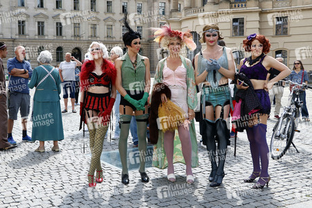 Historische Stadtrundfahrt mit dem Cast von 'Cabaret - Das Musical' zu Originalschauplätzen in Berlin