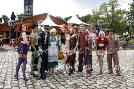 Historische Stadtrundfahrt mit dem Cast von 'Cabaret - Das Musical' zu Originalschauplätzen in Berlin